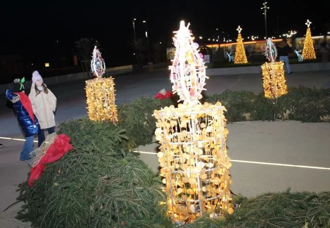 POČETAK ADVENTSKOG PROGRAMA U PLETERNICI: Paljenje prve adventske svijeće i koncert „Posegane“