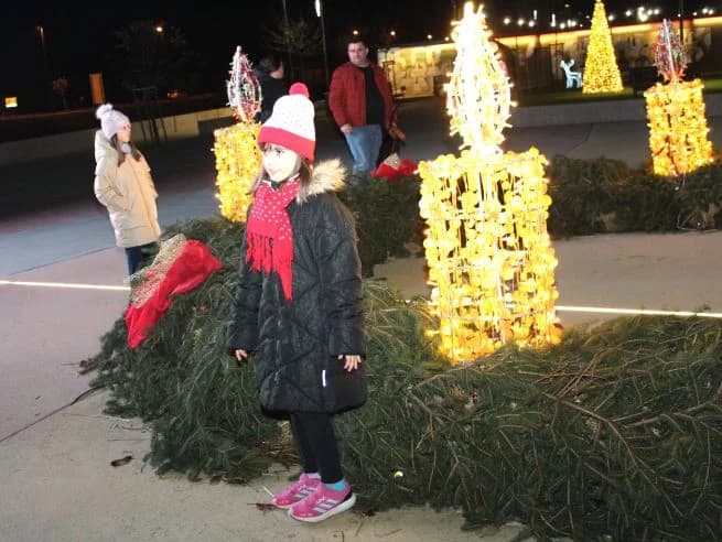 POČETAK ADVENTSKOG PROGRAMA U PLETERNICI: Paljenje prve adventske svijeće i koncert „Posegane“