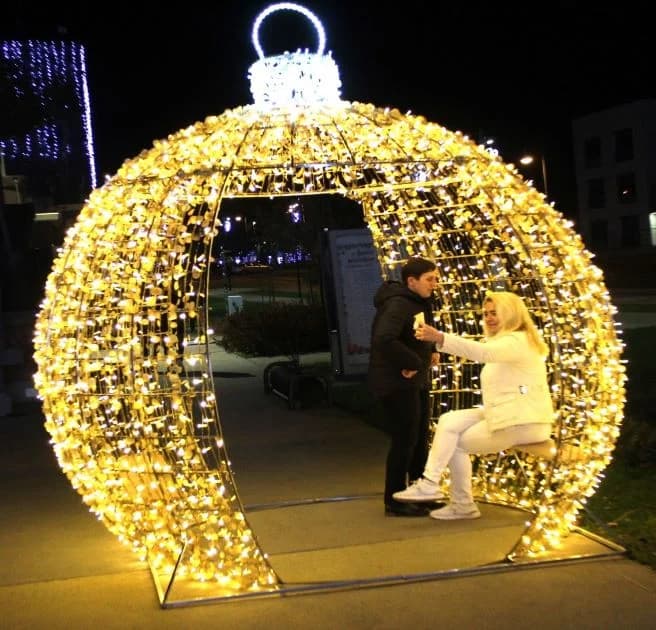 POČETAK ADVENTSKOG PROGRAMA U PLETERNICI: Paljenje prve adventske svijeće i koncert „Posegane“