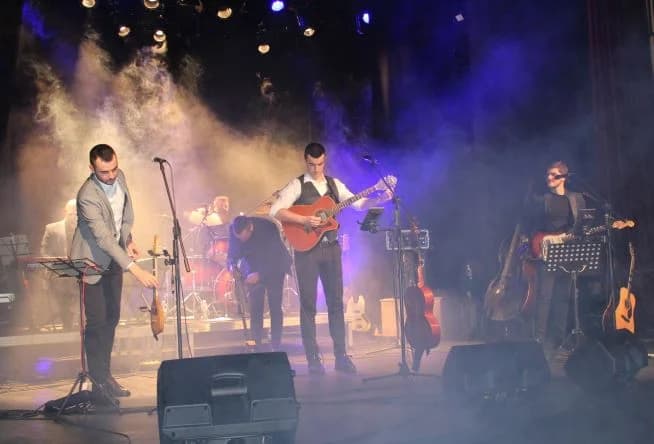 POČETAK ADVENTSKOG PROGRAMA U PLETERNICI: Paljenje prve adventske svijeće i koncert „Posegane“
