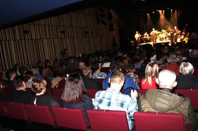 POČETAK ADVENTSKOG PROGRAMA U PLETERNICI: Paljenje prve adventske svijeće i koncert „Posegane“