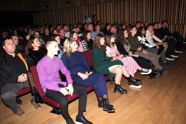 POČETAK ADVENTSKOG PROGRAMA U PLETERNICI: Paljenje prve adventske svijeće i koncert „Posegane“