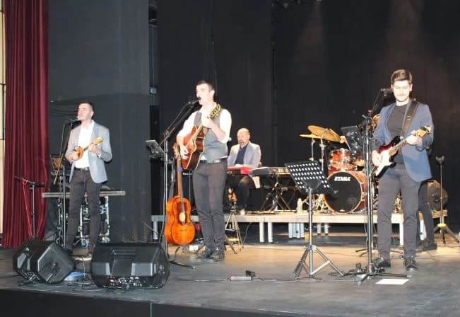 POČETAK ADVENTSKOG PROGRAMA U PLETERNICI: Paljenje prve adventske svijeće i koncert „Posegane“