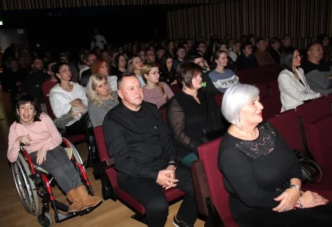POČETAK ADVENTSKOG PROGRAMA U PLETERNICI: Paljenje prve adventske svijeće i koncert „Posegane“