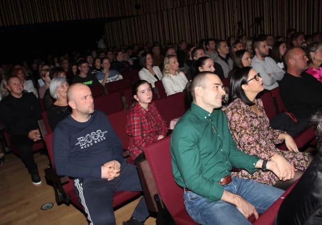 POČETAK ADVENTSKOG PROGRAMA U PLETERNICI: Paljenje prve adventske svijeće i koncert „Posegane“