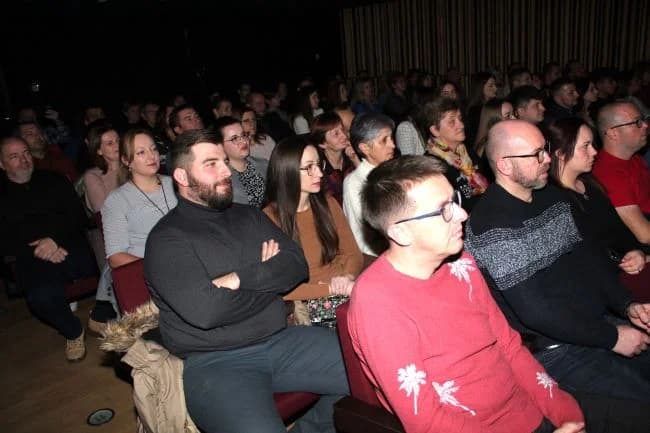 POČETAK ADVENTSKOG PROGRAMA U PLETERNICI: Paljenje prve adventske svijeće i koncert „Posegane“