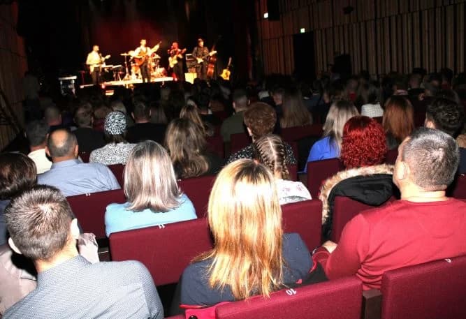 POČETAK ADVENTSKOG PROGRAMA U PLETERNICI: Paljenje prve adventske svijeće i koncert „Posegane“