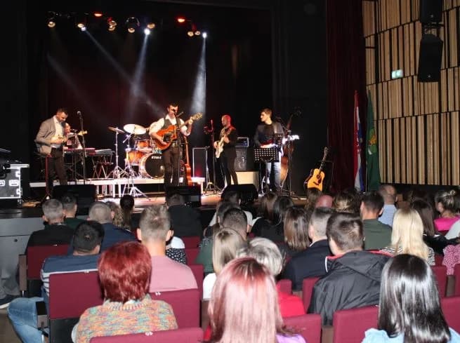 POČETAK ADVENTSKOG PROGRAMA U PLETERNICI: Paljenje prve adventske svijeće i koncert „Posegane“