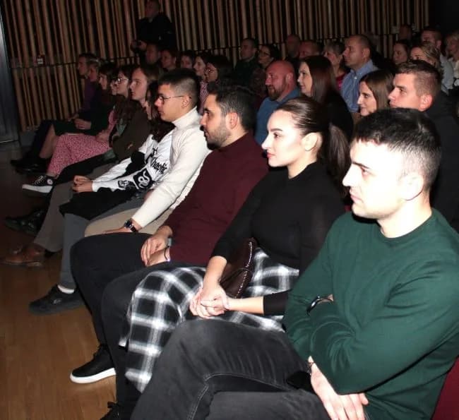 POČETAK ADVENTSKOG PROGRAMA U PLETERNICI: Paljenje prve adventske svijeće i koncert „Posegane“
