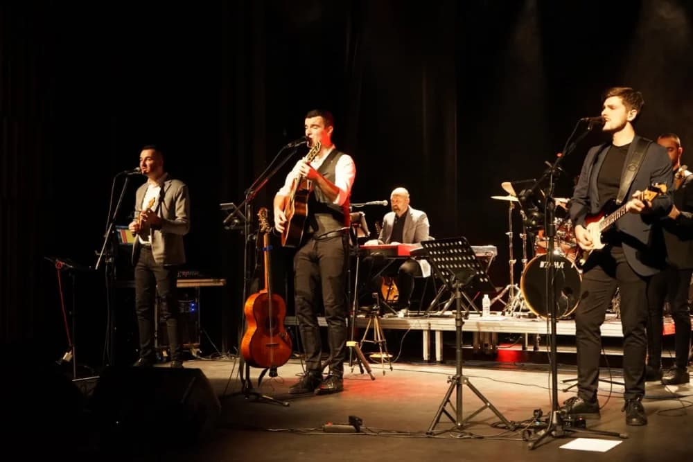 POČETAK ADVENTSKOG PROGRAMA U PLETERNICI: Paljenje prve adventske svijeće i koncert „Posegane“