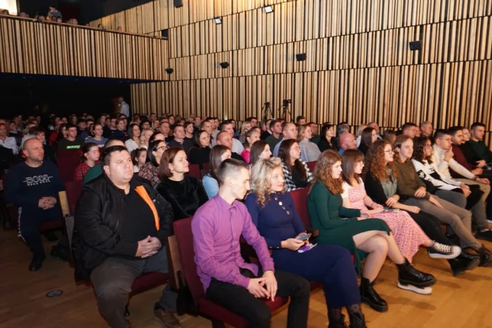 POČETAK ADVENTSKOG PROGRAMA U PLETERNICI: Paljenje prve adventske svijeće i koncert „Posegane“