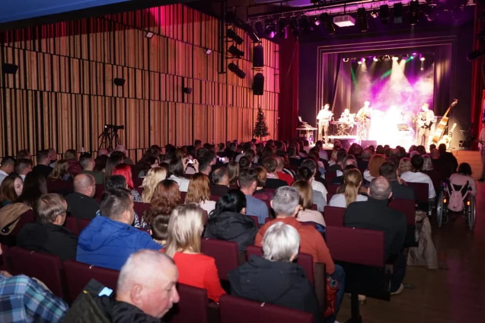 POČETAK ADVENTSKOG PROGRAMA U PLETERNICI: Paljenje prve adventske svijeće i koncert „Posegane“
