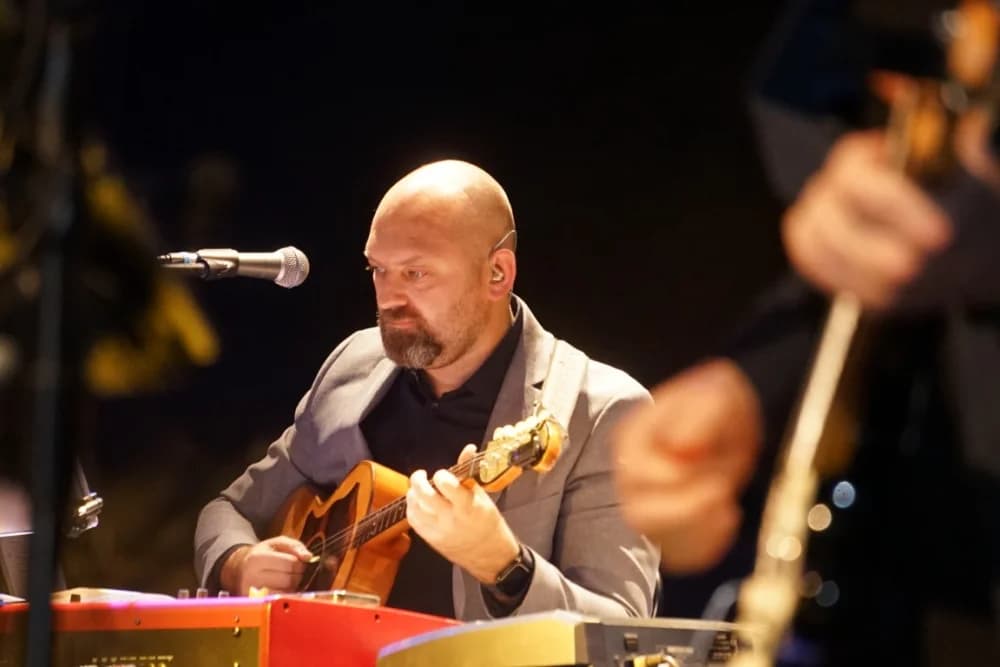 POČETAK ADVENTSKOG PROGRAMA U PLETERNICI: Paljenje prve adventske svijeće i koncert „Posegane“