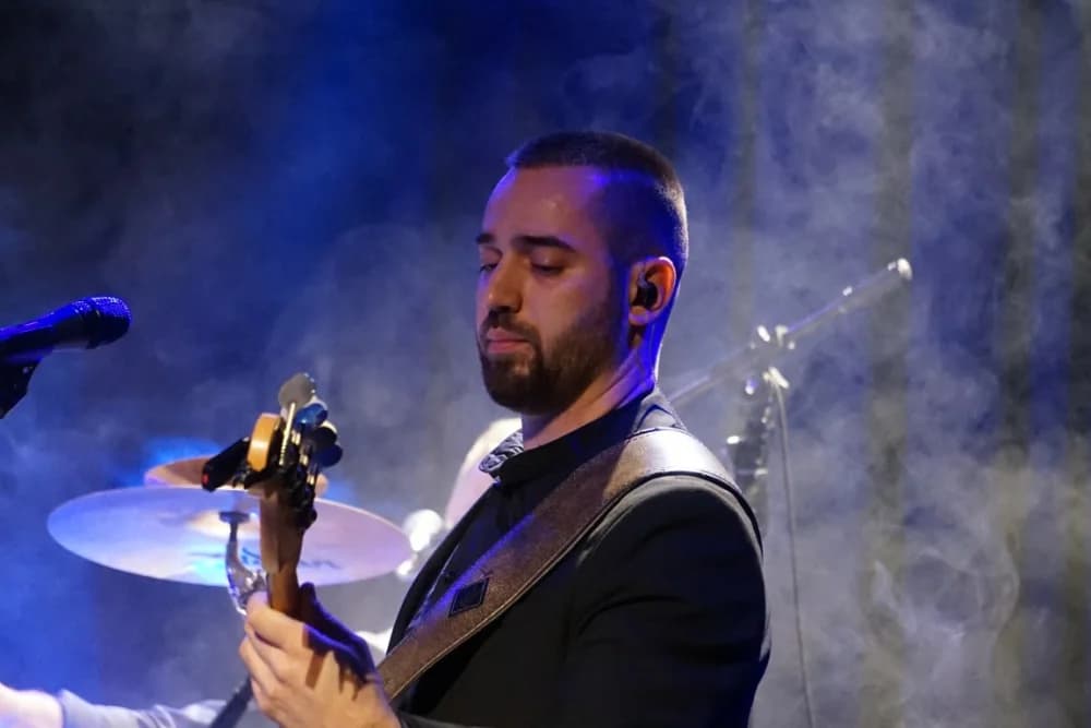 POČETAK ADVENTSKOG PROGRAMA U PLETERNICI: Paljenje prve adventske svijeće i koncert „Posegane“