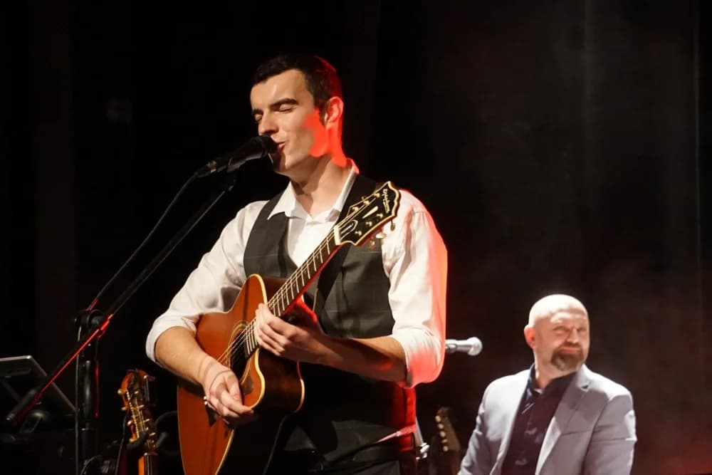 POČETAK ADVENTSKOG PROGRAMA U PLETERNICI: Paljenje prve adventske svijeće i koncert „Posegane“