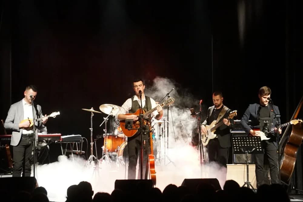 POČETAK ADVENTSKOG PROGRAMA U PLETERNICI: Paljenje prve adventske svijeće i koncert „Posegane“
