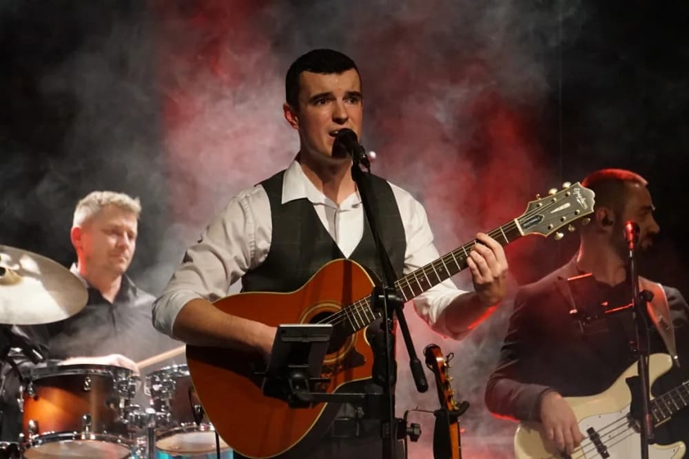 POČETAK ADVENTSKOG PROGRAMA U PLETERNICI: Paljenje prve adventske svijeće i koncert „Posegane“