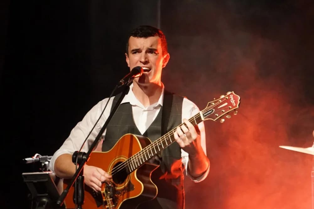 POČETAK ADVENTSKOG PROGRAMA U PLETERNICI: Paljenje prve adventske svijeće i koncert „Posegane“