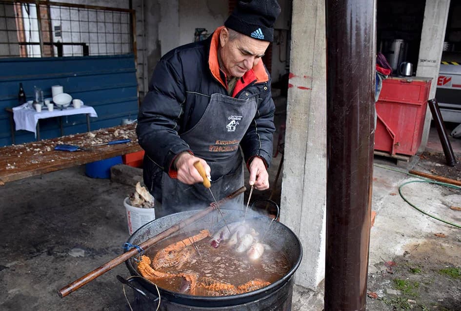 KOD SONTAKIJEVIH IZ KUTJEVA OBNOVLJENA TRADICJA BACANJA RAŽANJA: Stari običaj slavonskog kolinja