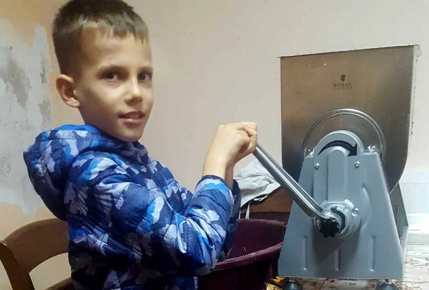 KOD SONTAKIJEVIH IZ KUTJEVA OBNOVLJENA TRADICJA BACANJA RAŽANJA: Stari običaj slavonskog kolinja