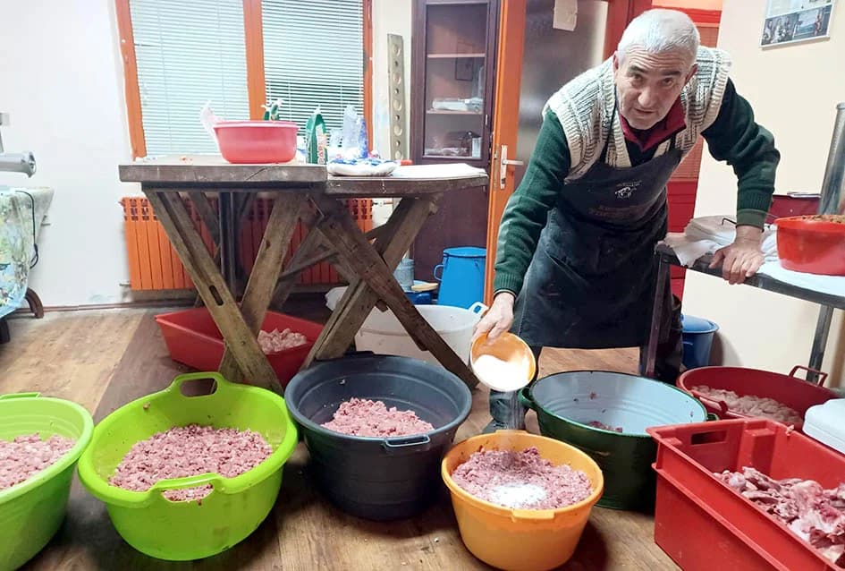 KOD SONTAKIJEVIH IZ KUTJEVA OBNOVLJENA TRADICJA BACANJA RAŽANJA: Stari običaj slavonskog kolinja