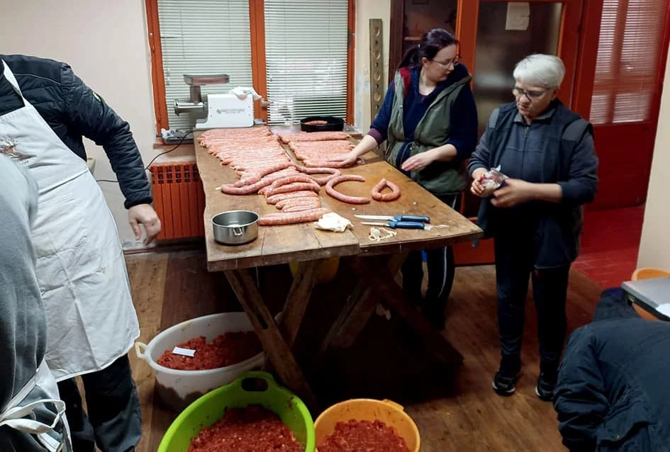KOD SONTAKIJEVIH IZ KUTJEVA OBNOVLJENA TRADICJA BACANJA RAŽANJA: Stari običaj slavonskog kolinja
