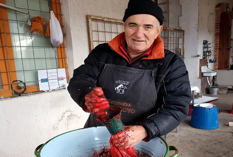 KOD SONTAKIJEVIH IZ KUTJEVA OBNOVLJENA TRADICJA BACANJA RAŽANJA: Stari običaj slavonskog kolinja