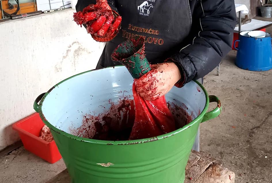 KOD SONTAKIJEVIH IZ KUTJEVA OBNOVLJENA TRADICJA BACANJA RAŽANJA: Stari običaj slavonskog kolinja