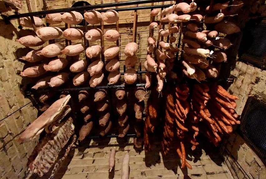 KOD SONTAKIJEVIH IZ KUTJEVA OBNOVLJENA TRADICJA BACANJA RAŽANJA: Stari običaj slavonskog kolinja