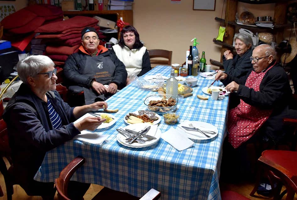 KOD SONTAKIJEVIH IZ KUTJEVA OBNOVLJENA TRADICJA BACANJA RAŽANJA: Stari običaj slavonskog kolinja