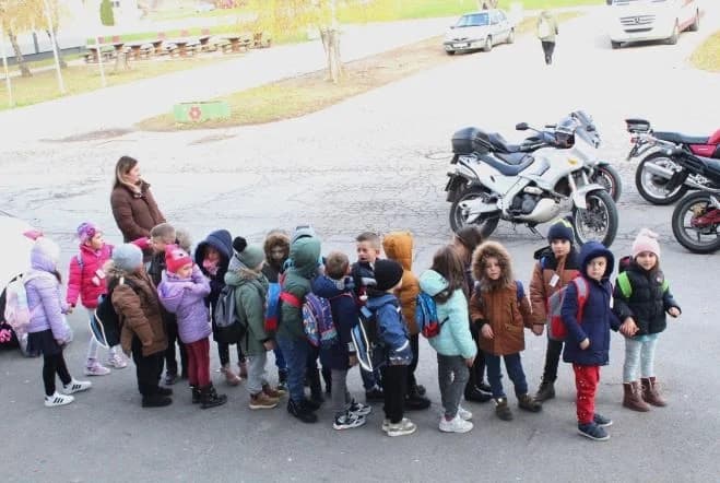 PLETERNIČKI MOTOKLUB „BULLS“: Školskoj djeci i predškolcima podijelili prigodne darove