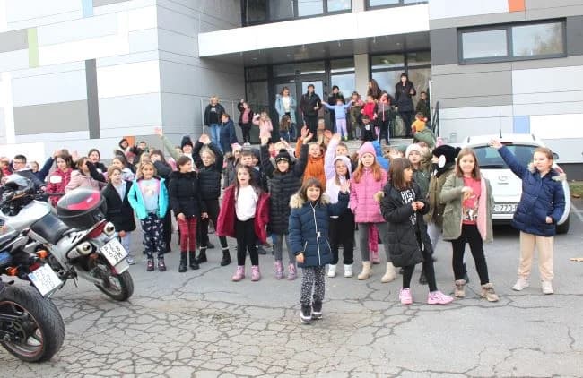 PLETERNIČKI MOTOKLUB „BULLS“: Školskoj djeci i predškolcima podijelili prigodne darove