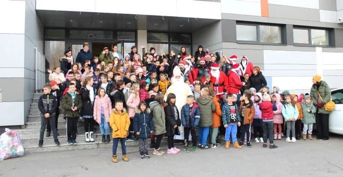 PLETERNIČKI MOTOKLUB „BULLS“: Školskoj djeci i predškolcima podijelili prigodne darove