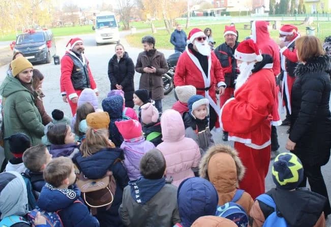 PLETERNIČKI MOTOKLUB „BULLS“: Školskoj djeci i predškolcima podijelili prigodne darove
