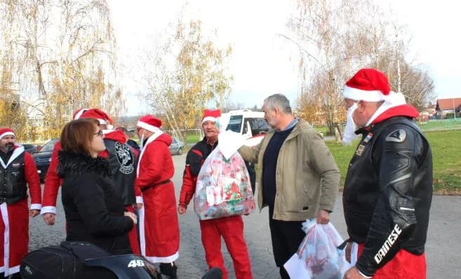 PLETERNIČKI MOTOKLUB „BULLS“: Školskoj djeci i predškolcima podijelili prigodne darove