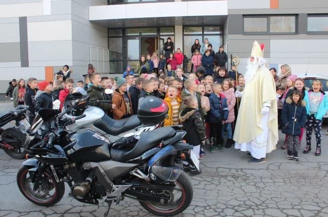 PLETERNIČKI MOTOKLUB „BULLS“: Školskoj djeci i predškolcima podijelili prigodne darove