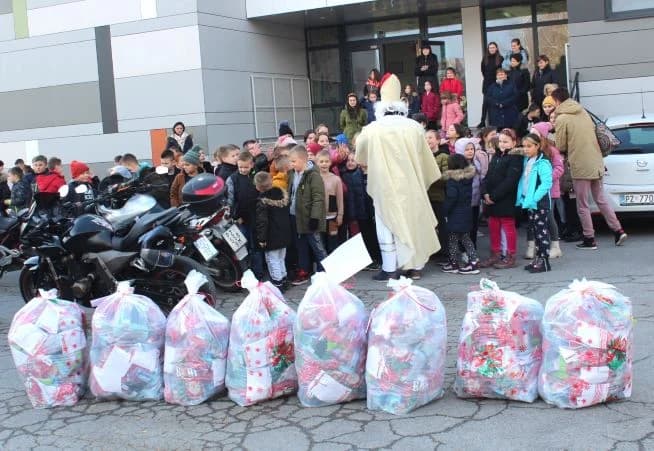 PLETERNIČKI MOTOKLUB „BULLS“: Školskoj djeci i predškolcima podijelili prigodne darove