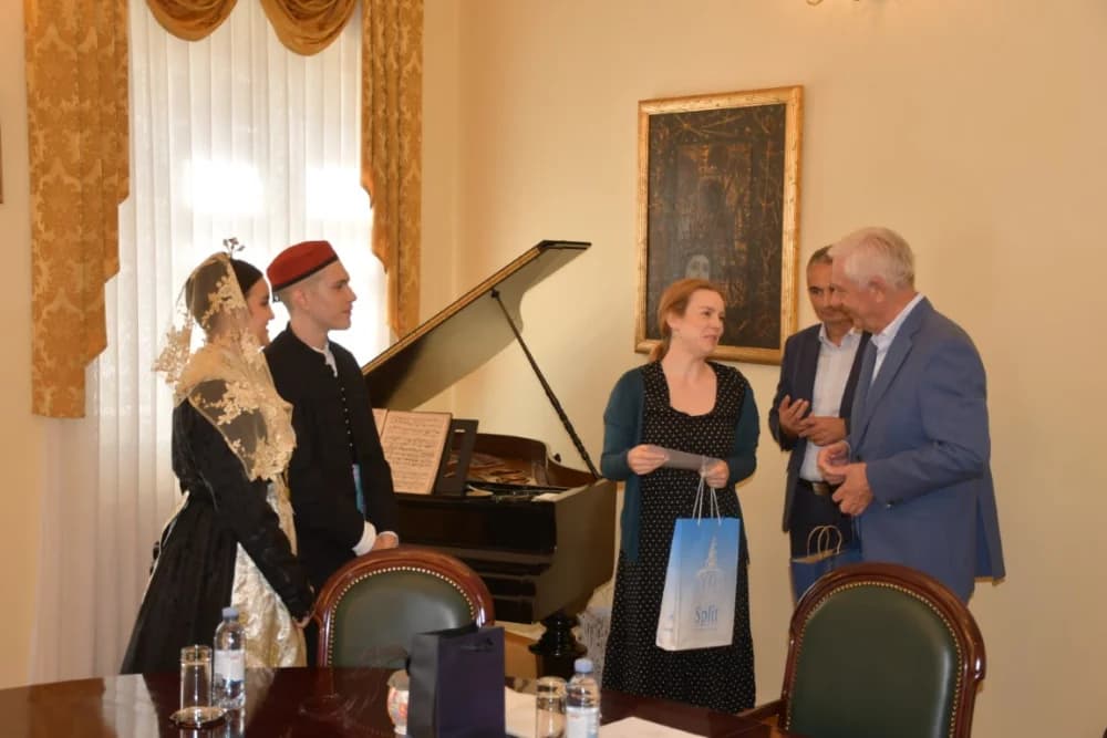 Gradonačelnik Željko Glavić upriličio prijem za predstavnike gostujućih ansambala na Zlatnim žicama Slavonije /FOTO/