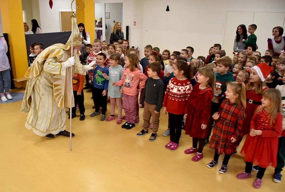 Darežljivi djedica darivao mališane