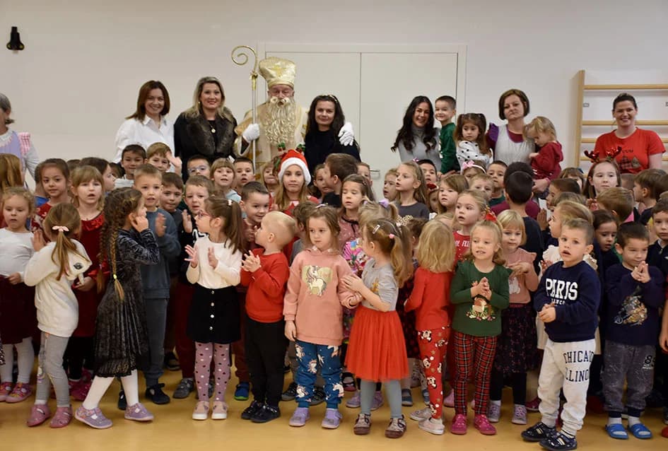 Darežljivi djedica darivao mališane