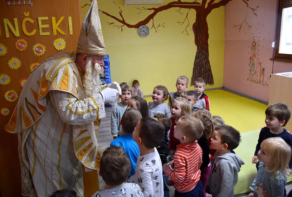 Darežljivi djedica darivao mališane