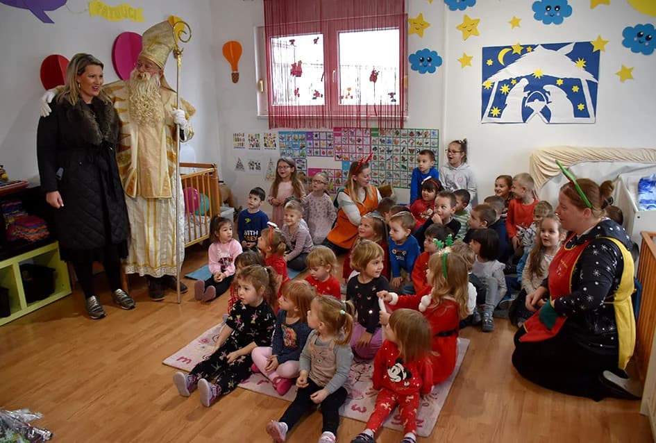 Darežljivi djedica darivao mališane