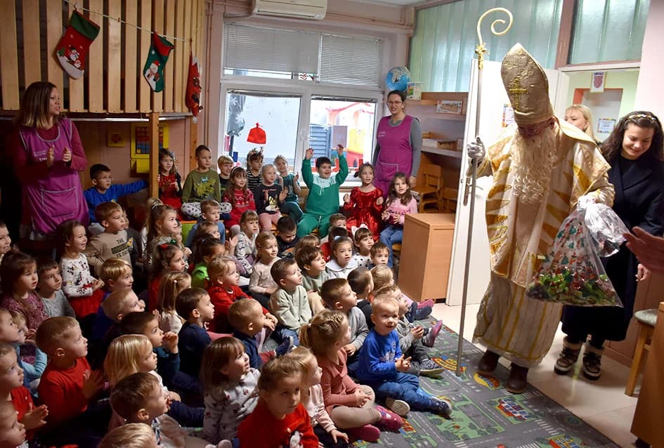 Darežljivi djedica darivao mališane