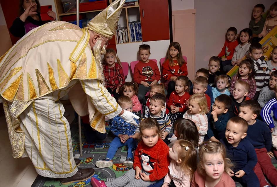 Darežljivi djedica darivao mališane