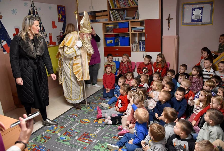 Darežljivi djedica darivao mališane
