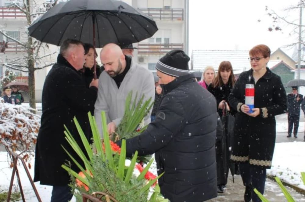 DAN GRADA PLETERNICE: Položeni vijenci i zapaljeni lampioni ispred spomen-obilježja hrvatskim braniteljima [FOTO]