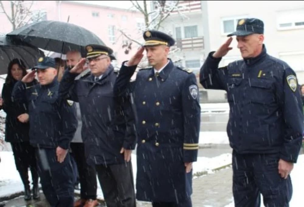DAN GRADA PLETERNICE: Položeni vijenci i zapaljeni lampioni ispred spomen-obilježja hrvatskim braniteljima [FOTO]