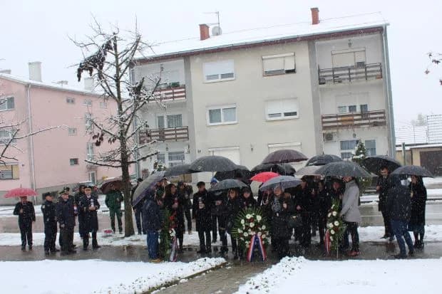 DAN GRADA PLETERNICE: Položeni vijenci i zapaljeni lampioni ispred spomen-obilježja hrvatskim braniteljima [FOTO]