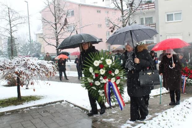DAN GRADA PLETERNICE: Položeni vijenci i zapaljeni lampioni ispred spomen-obilježja hrvatskim braniteljima [FOTO]