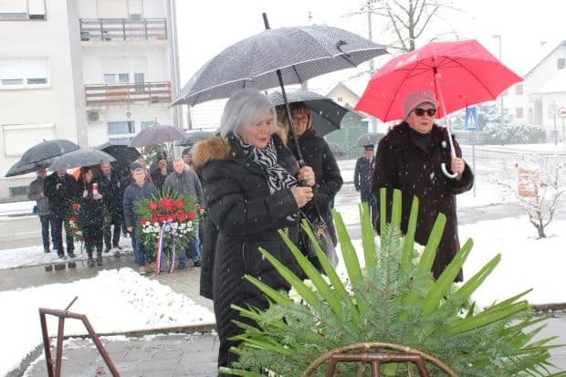 DAN GRADA PLETERNICE: Položeni vijenci i zapaljeni lampioni ispred spomen-obilježja hrvatskim braniteljima [FOTO]